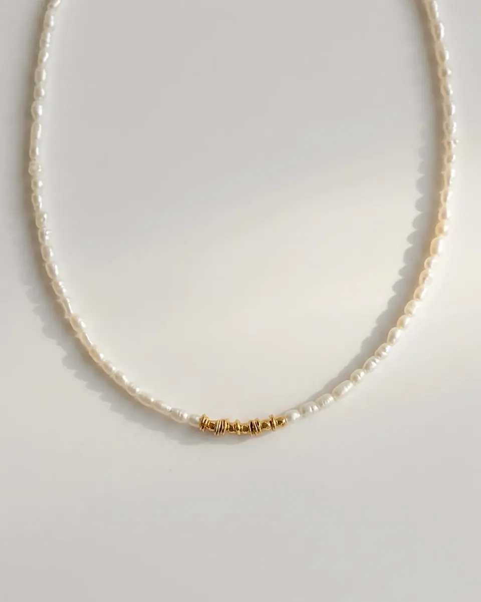Elise Tsikis Elara collier perles ras du cou doré
