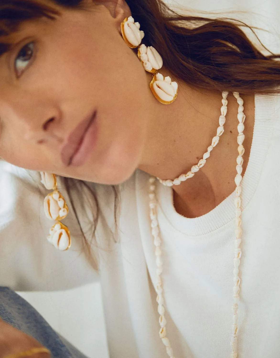 Elise Tsikis Hestia boucles coquillages blancs 8 cm