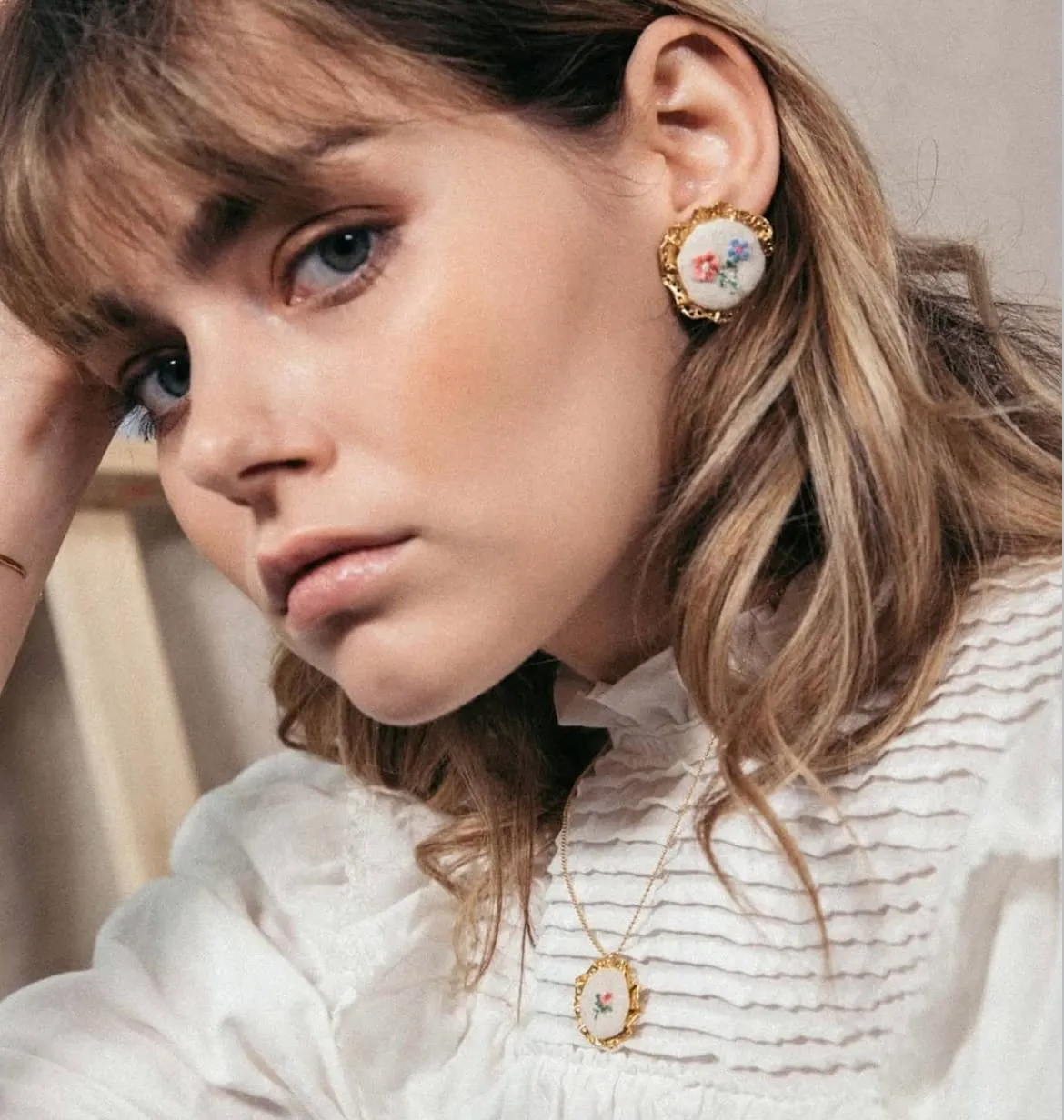 Elise Tsikis Lavande boucles d'oreilles brodées fleurs