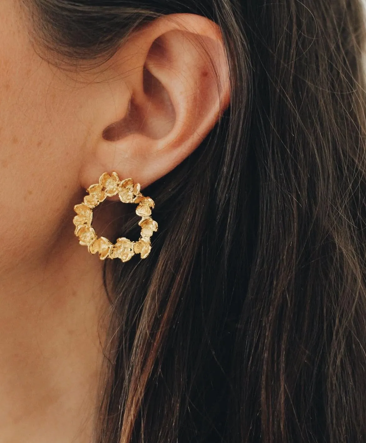 Elise Tsikis Elbe boucles d’oreilles or jaune relief fleur