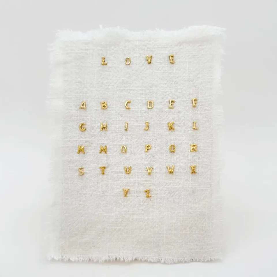 Elise Tsikis Ziatta mono boucle puce lettre dorée 0,5 cm