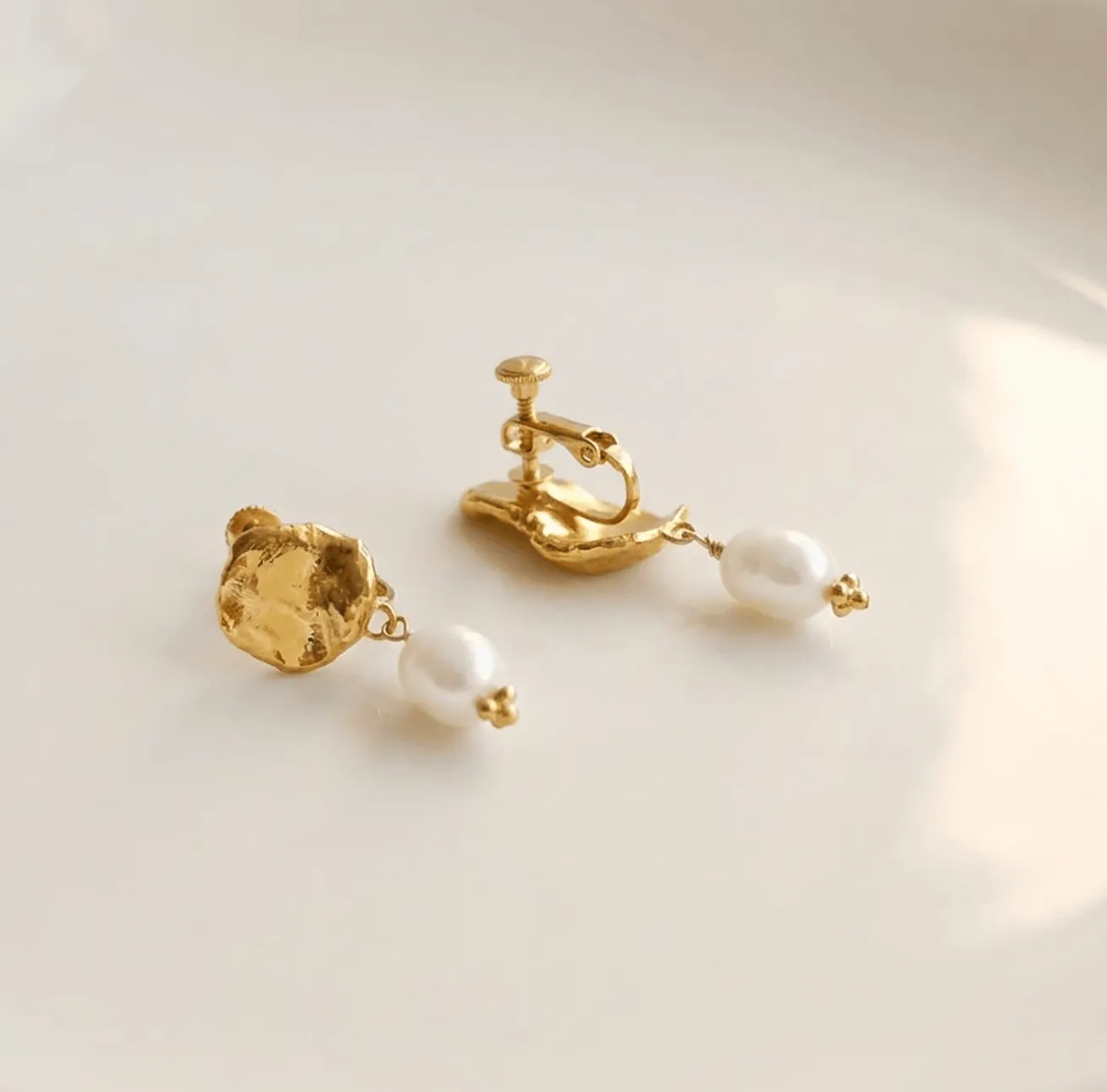 Elise Tsikis Metochi boucles d'oreilles perle or jaune