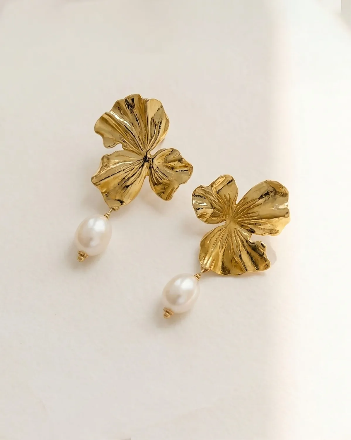 Elise Tsikis Némésis Lamia boucles d'oreilles perle doré