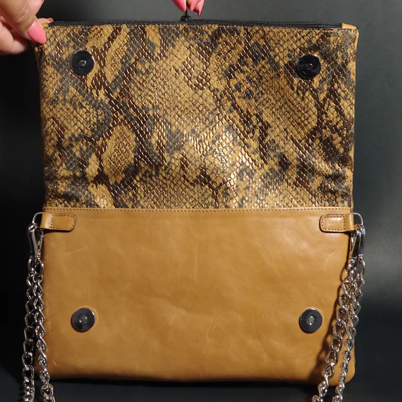 Secret de Cuir pochette cuir camel motif serpent marron