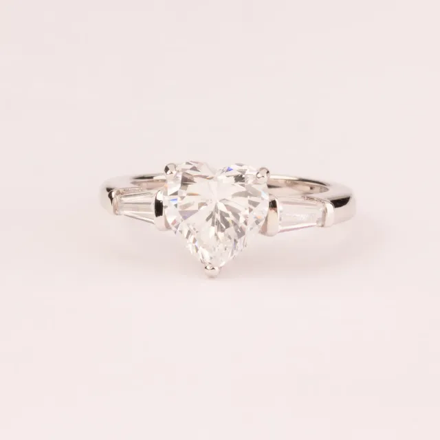Ultima Edizione bague solitaire coeur baguettes