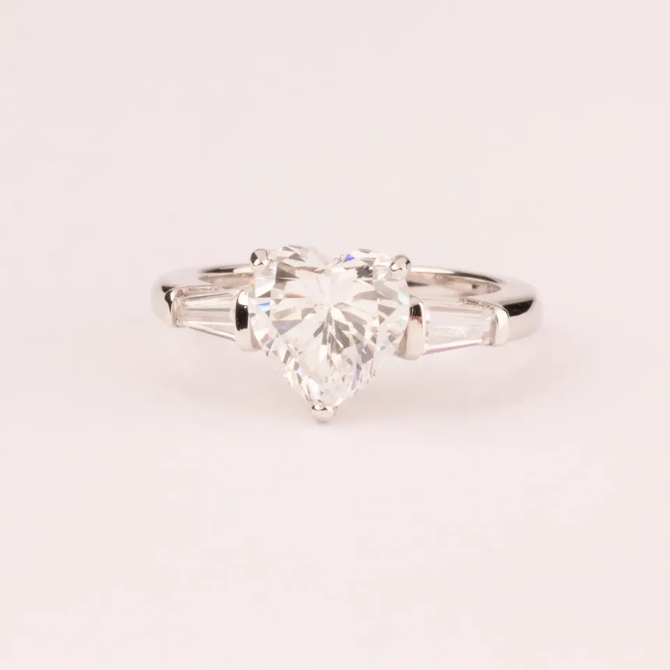 Ultima Edizione bague solitaire coeur baguettes