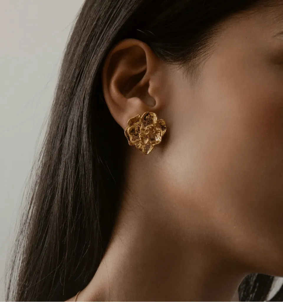 Elise Tsikis Sarah boucles fleur pin doré