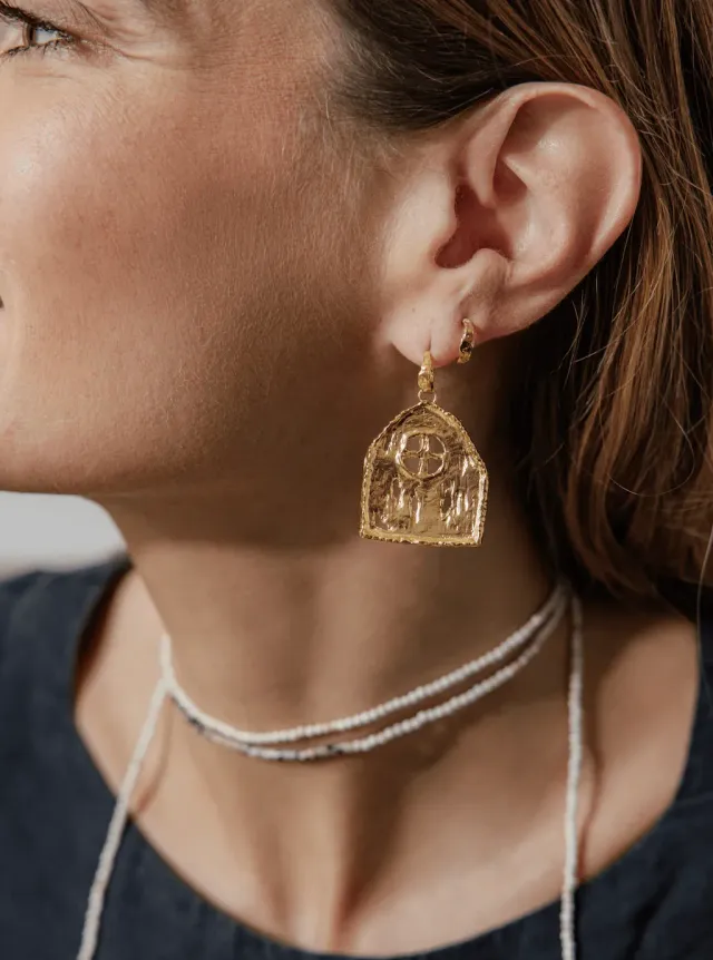 Elise Tsikis Oikos boucles d'oreilles maison dorée