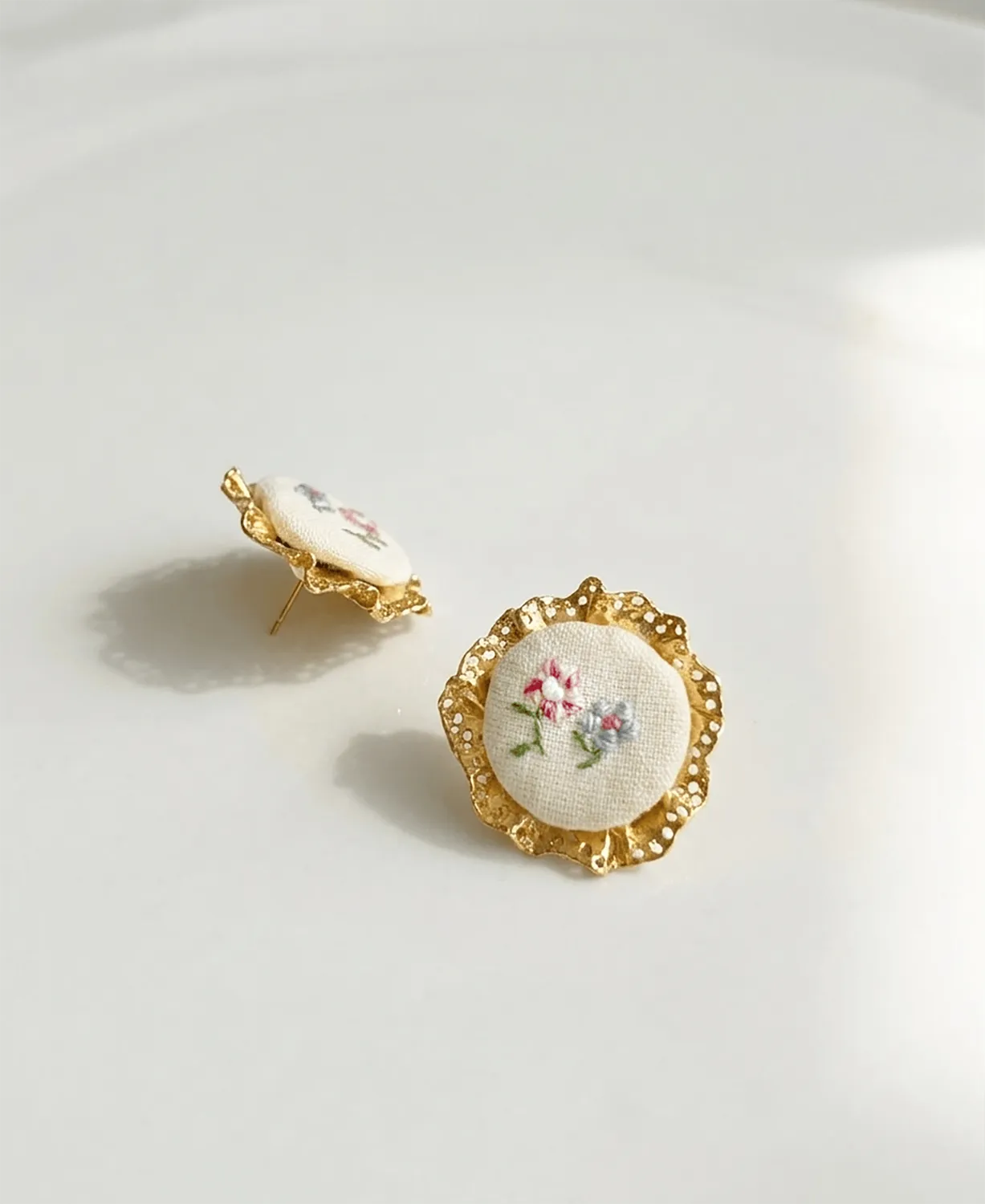 Elise Tsikis Lavande boucles d'oreilles brodées fleurs