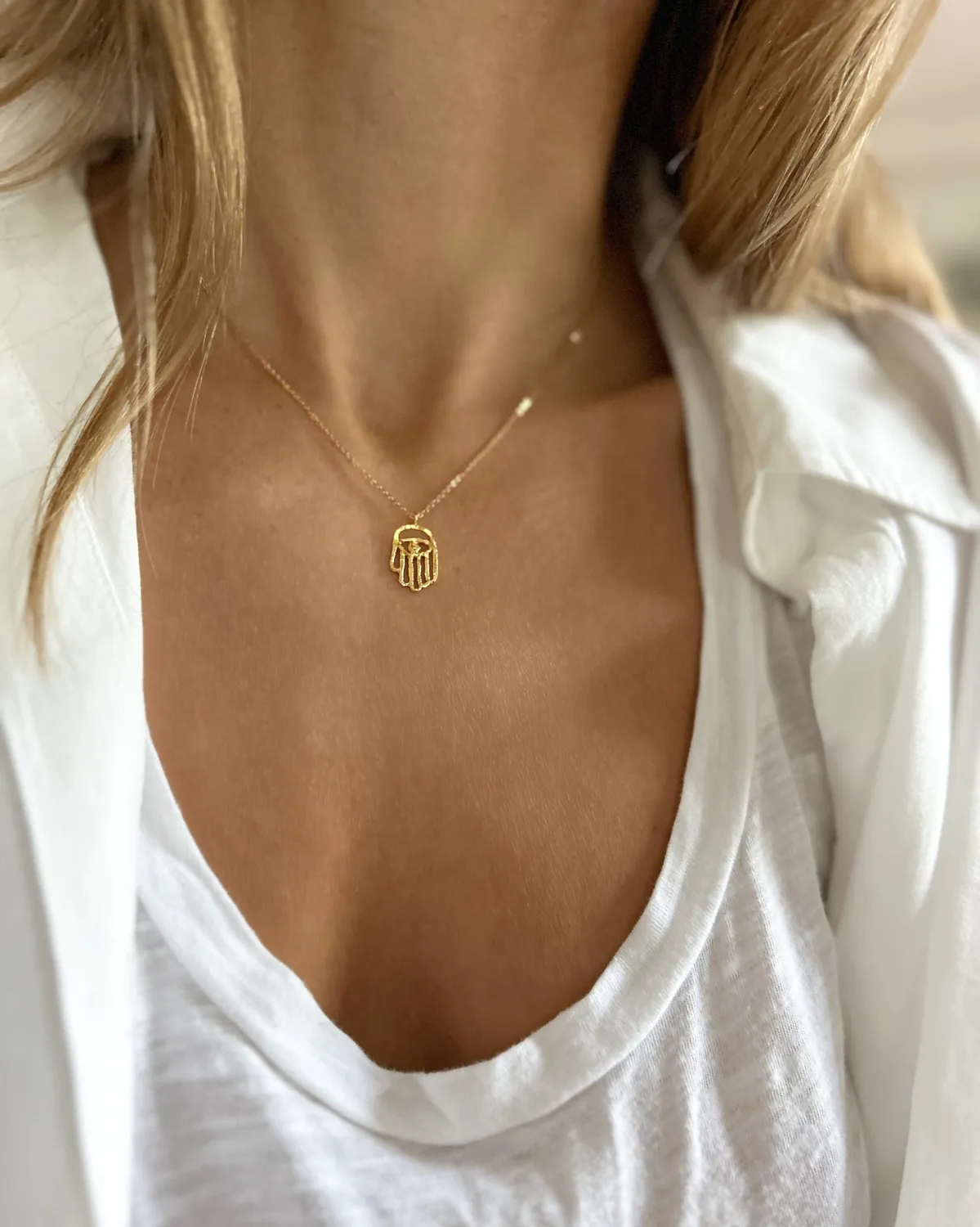 Elise Tsikis Proteccion collier main doré