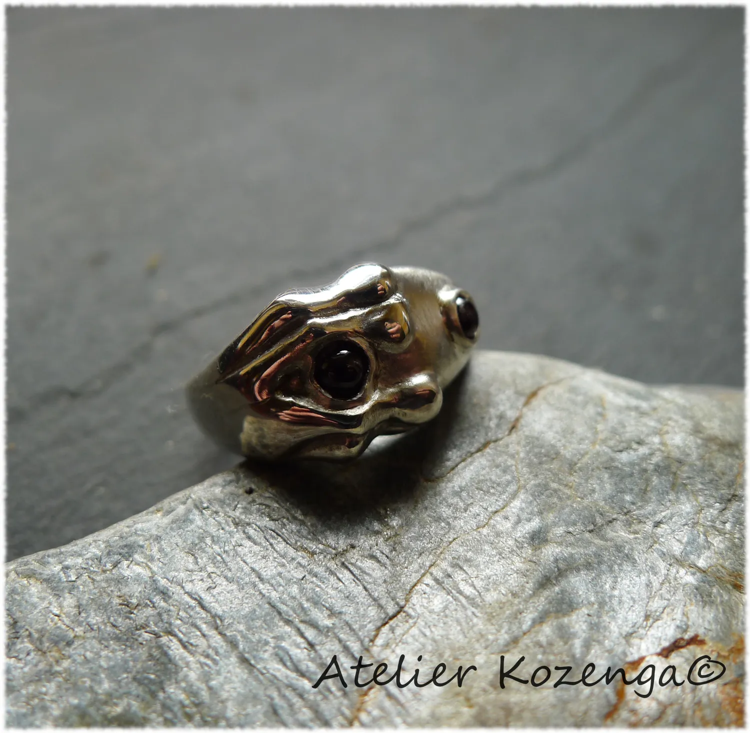 L'Atelier Kozenga Grenouille bague argent grenats
