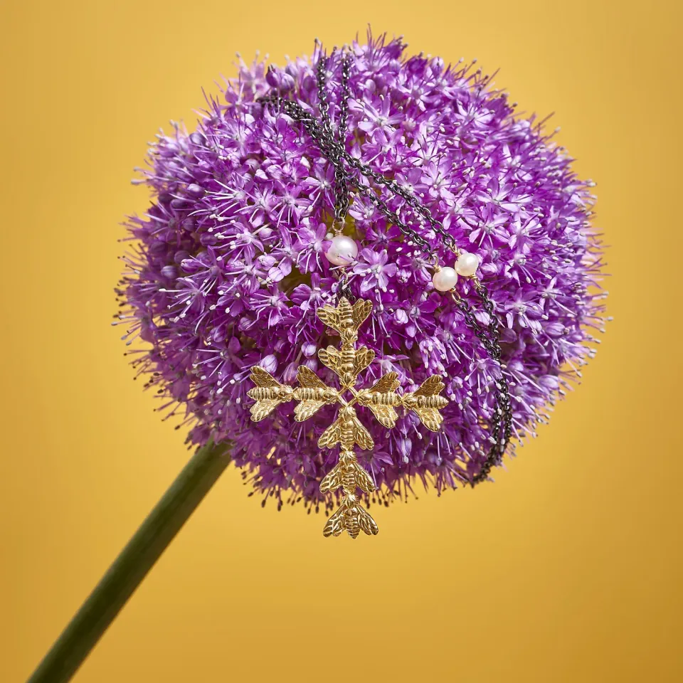 Lorella Tamberi Canal Bee Queen collier croix abeilles perles