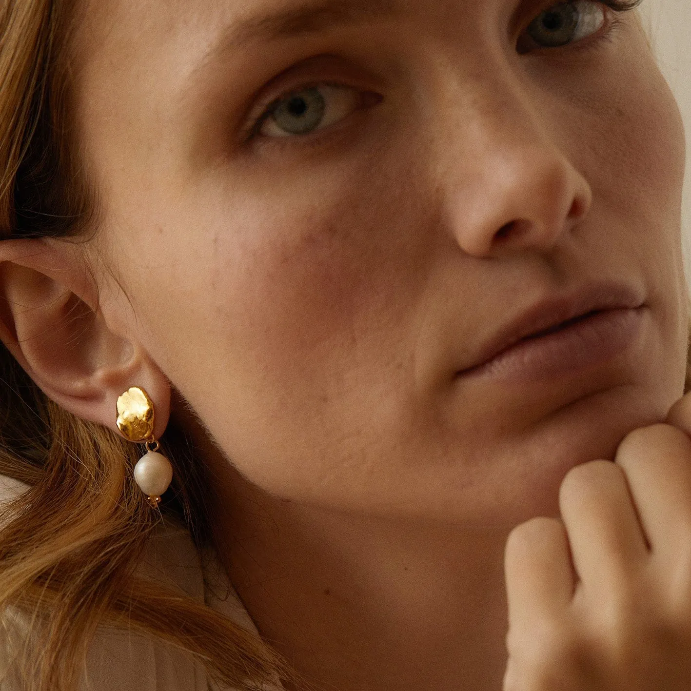 Elise Tsikis Metochi boucles d'oreilles perle or jaune