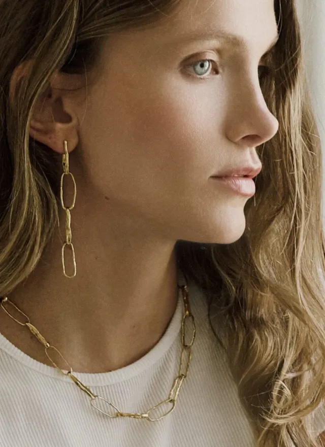 Elise Tsikis Koro boucles d'oreilles martelées dorées