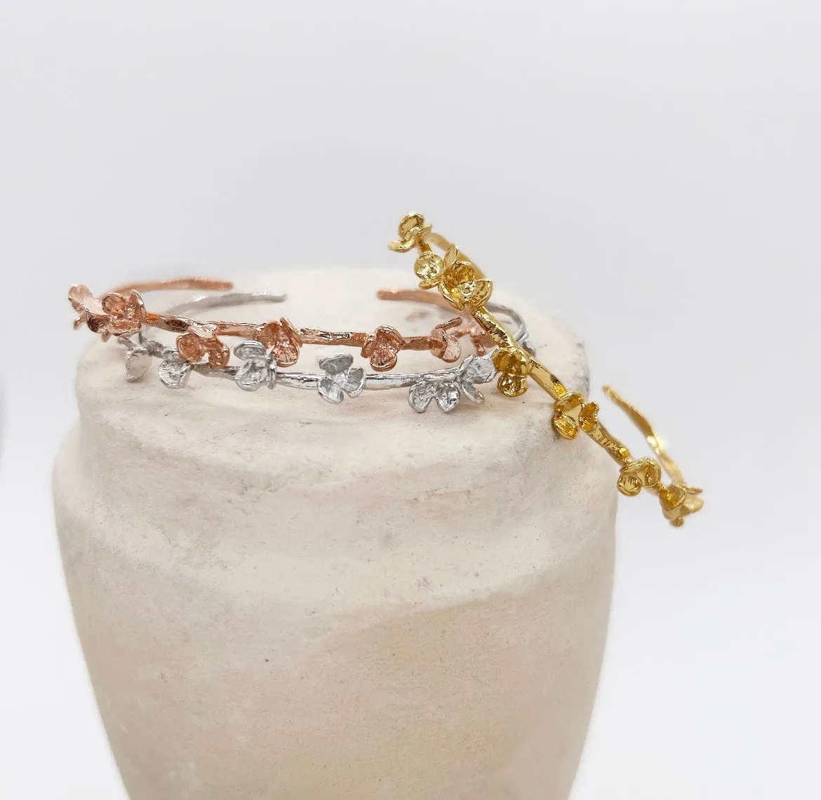Elise Tsikis Teplice bracelet jonc fleurs or jaune