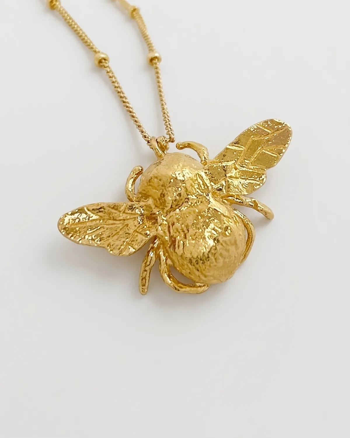 Elise Tsikis Cheb collier pendentif bourdon 50 cm doré
