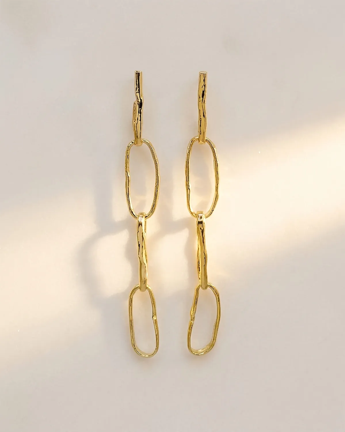 Elise Tsikis Koro boucles d'oreilles martelées dorées