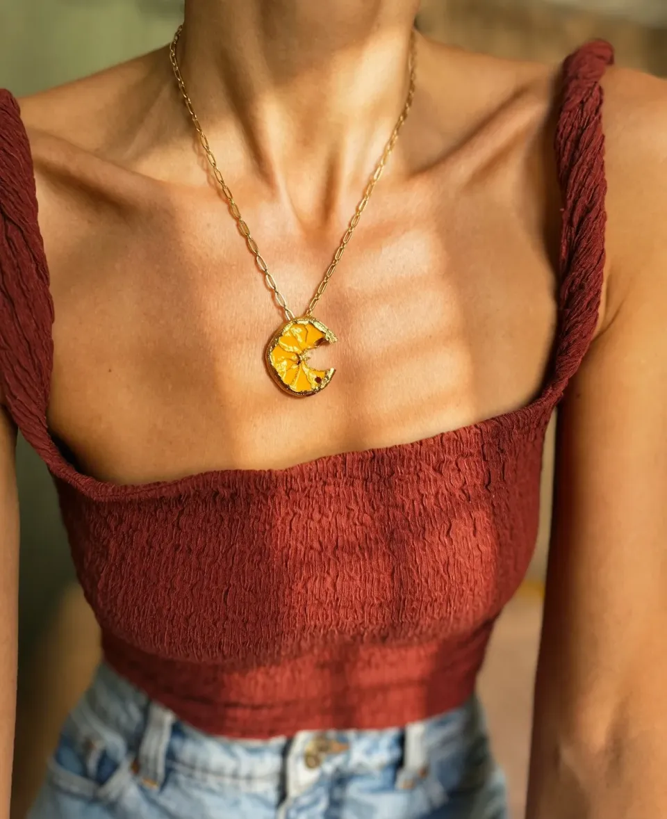 Elise Tsikis Perea collier jaune citron 45 cm doré