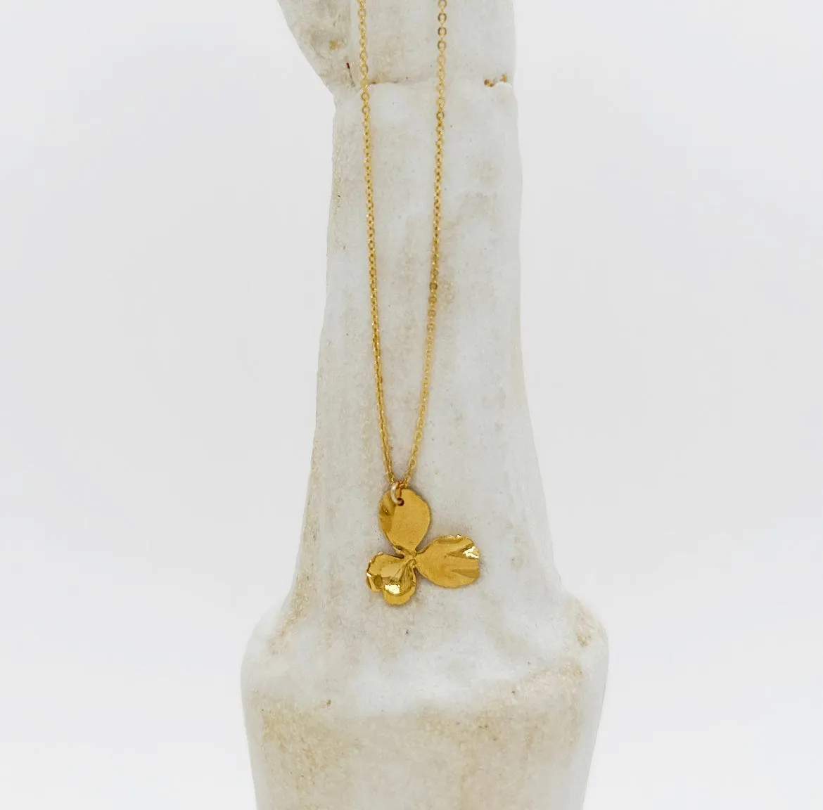 Elise Tsikis Pensée collier fleur or jaune 40 cm