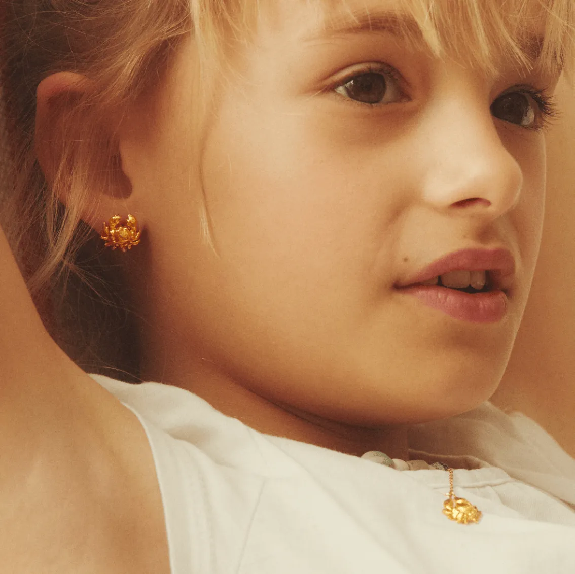 Elise Tsikis Calipso puces d’oreilles crabe doré