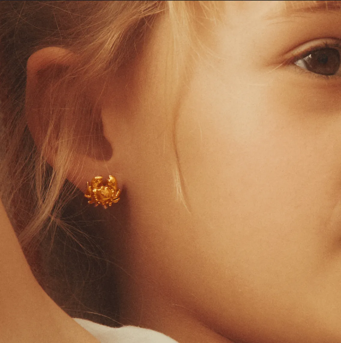 Elise Tsikis Calipso puces d’oreilles crabe doré