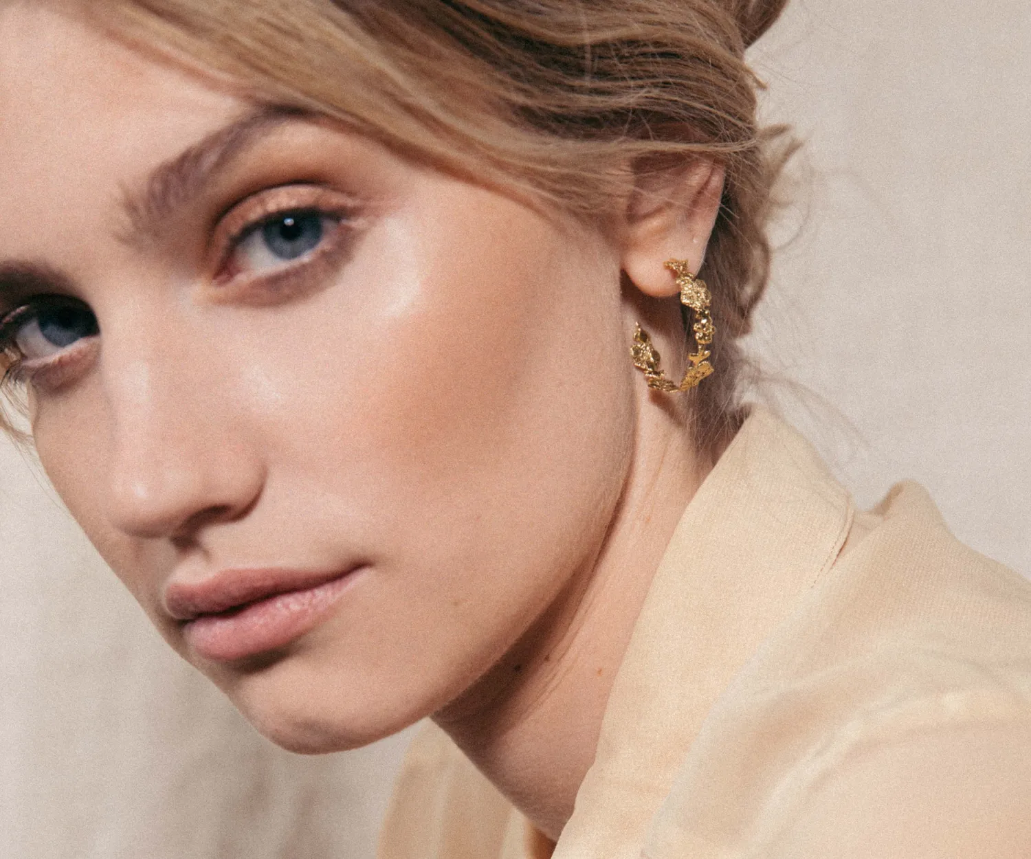 Elise Tsikis Galeo créoles boucles d'oreilles or jaune fleurs