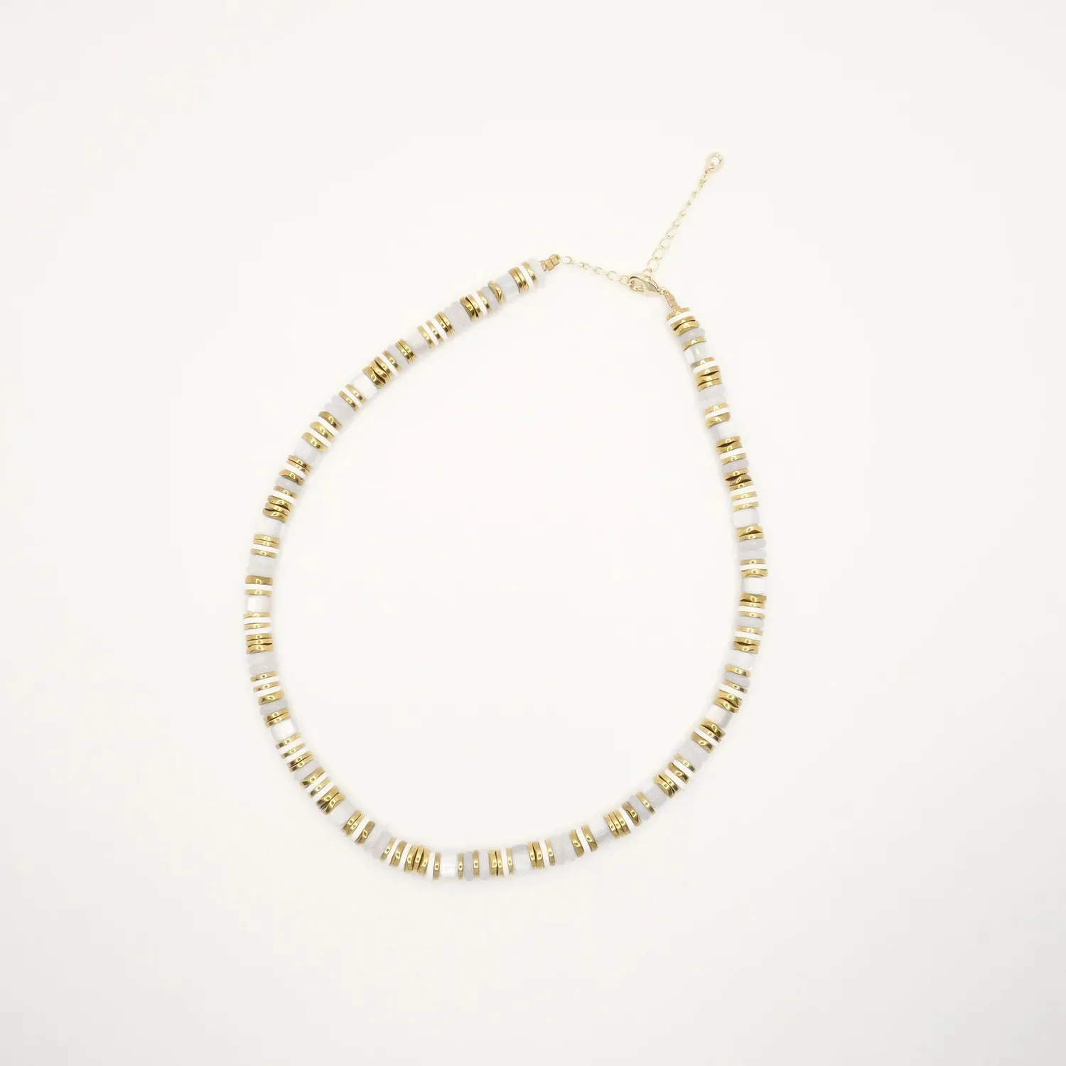 Cloralys Elwood collier heishi blanc et doré 37 cm