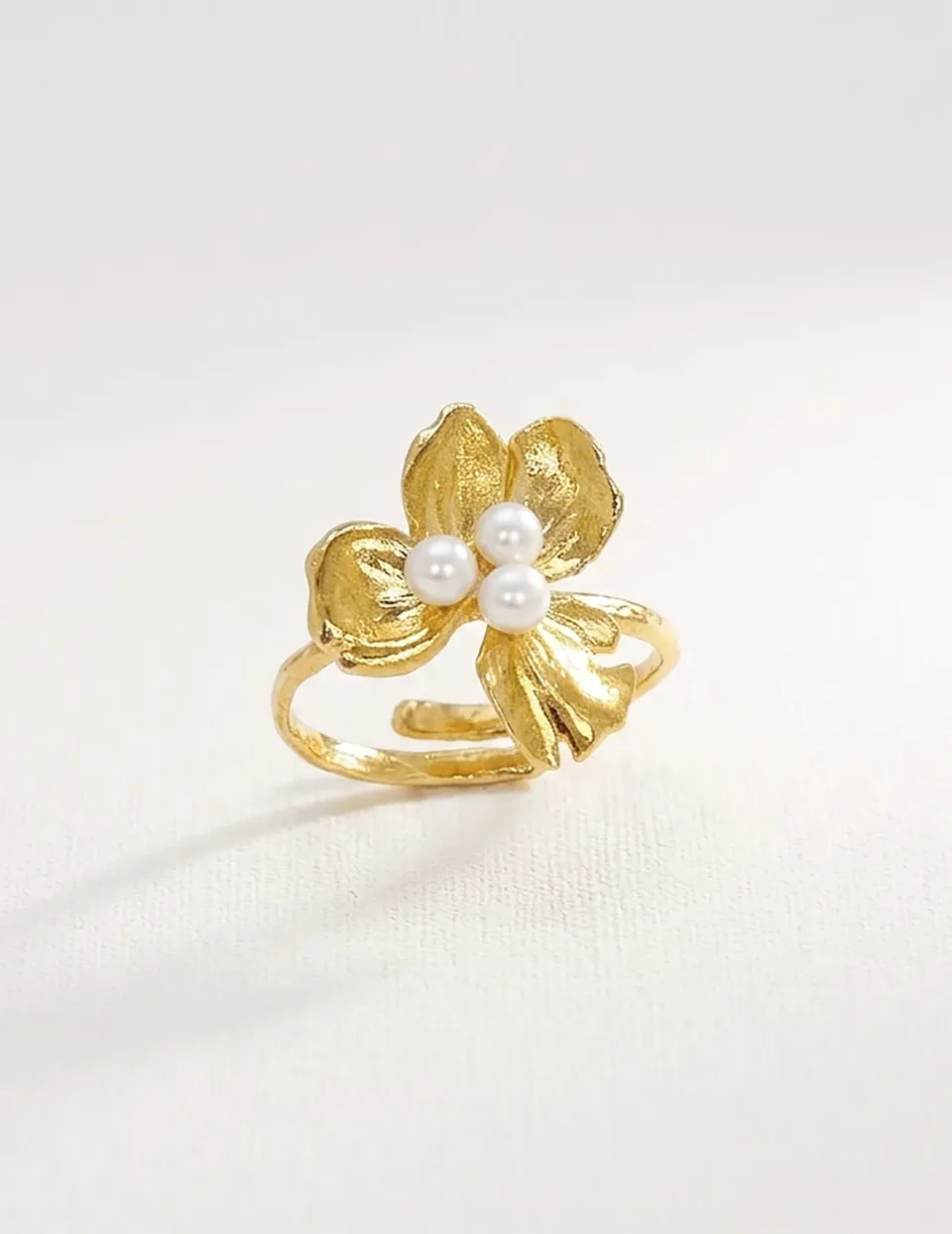 Elise Tsikis Alozina Pearl bague fleur perles réglable