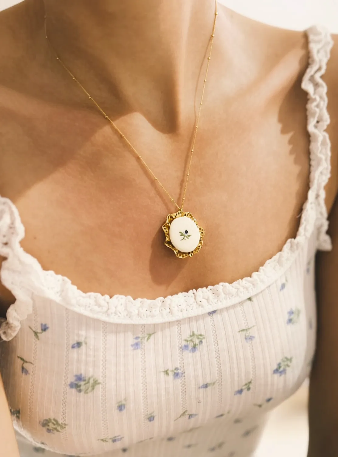 Elise Tsikis Broderia collier médaillon or jaune bleu