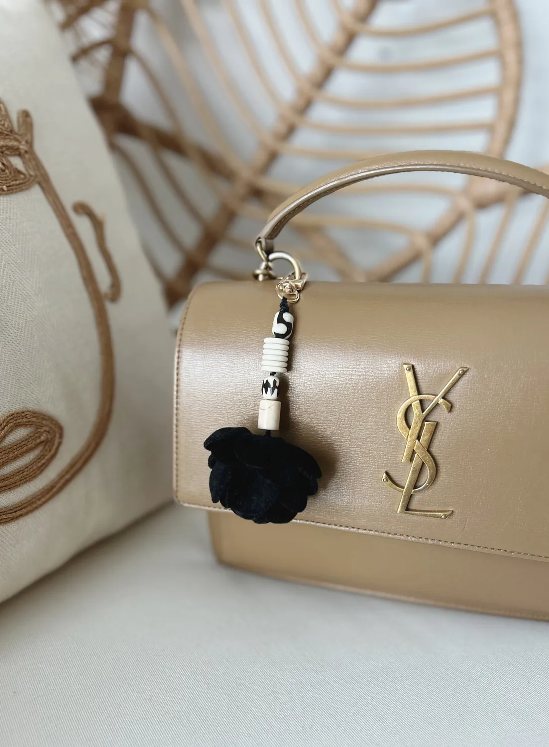Elise Tsikis Symi bijou de sac perles howlite