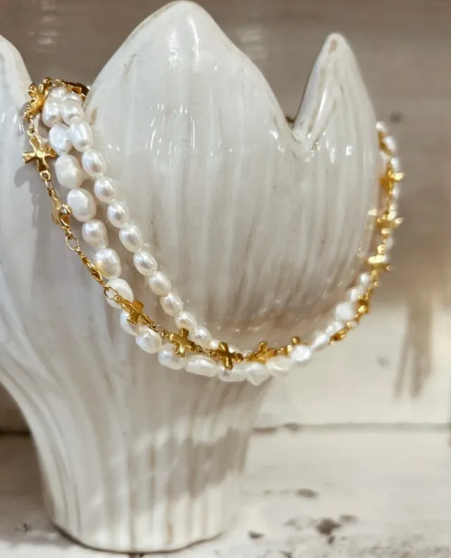 Elise Tsikis Oia collier 3 rangs perles croix doré