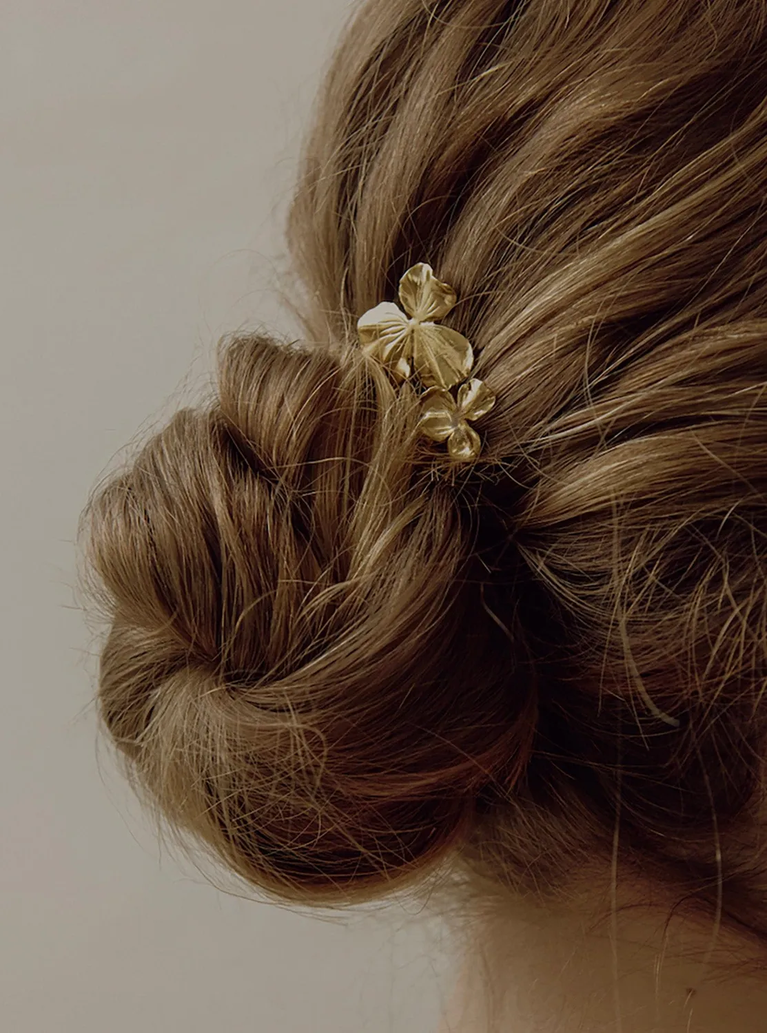 Elise Tsikis Lola bijou cheveux fleur dorée épingle chignon