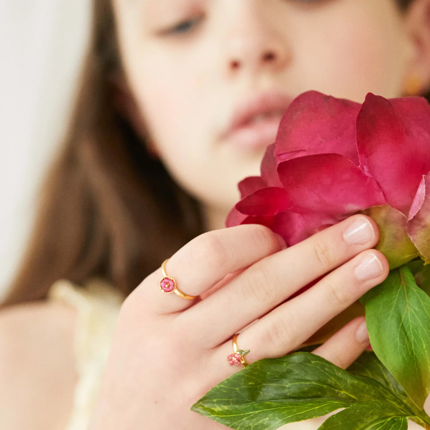 Elise Tsikis Anis bague fleur émaillée jaune enfant