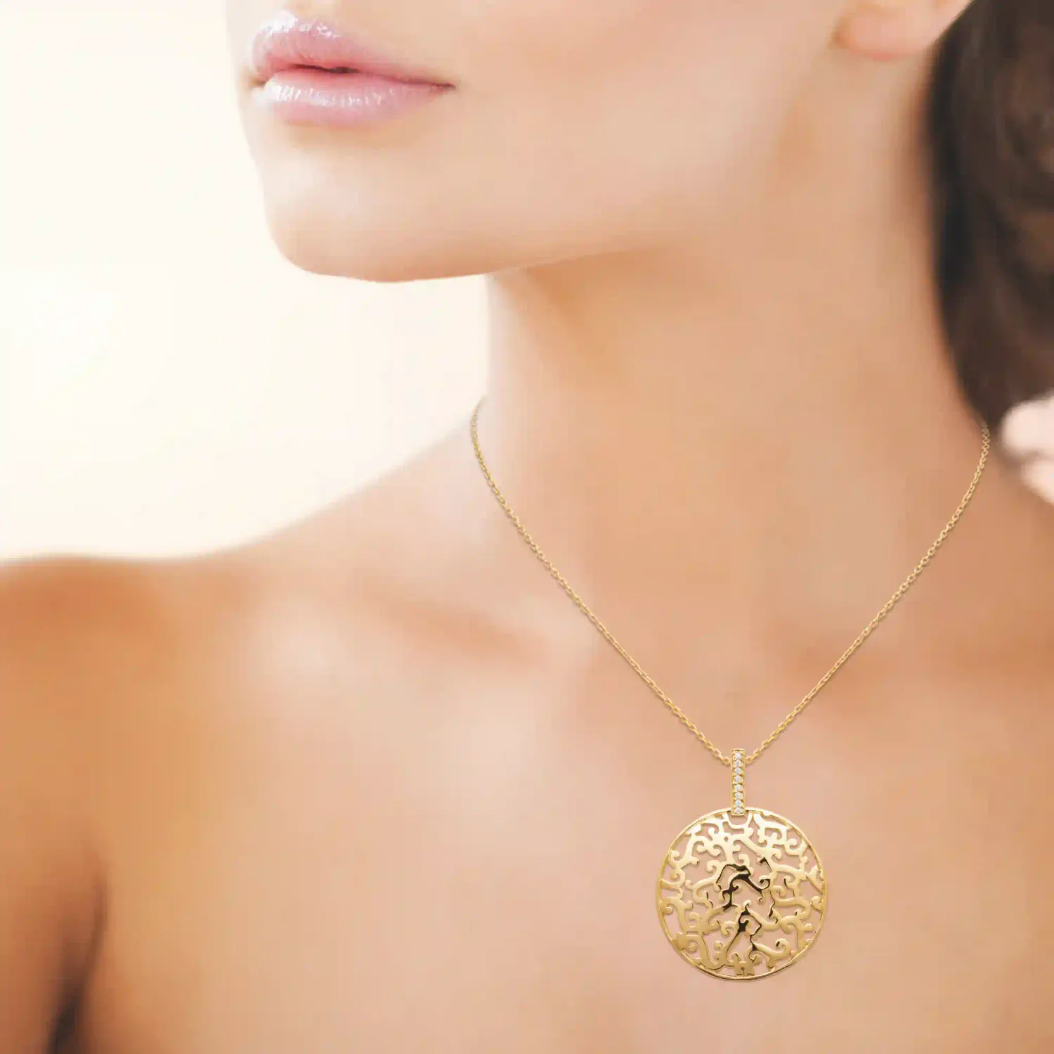Oriana France arabesques pendentif cercle ajouré plaqué or