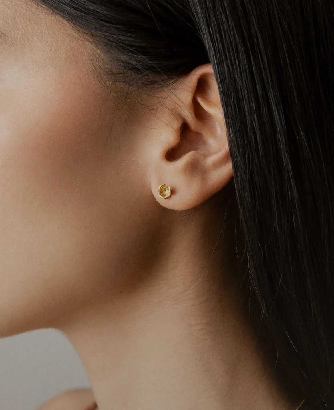 Elise Tsikis Fantaisie Tis puces d’oreilles or jaune fleur