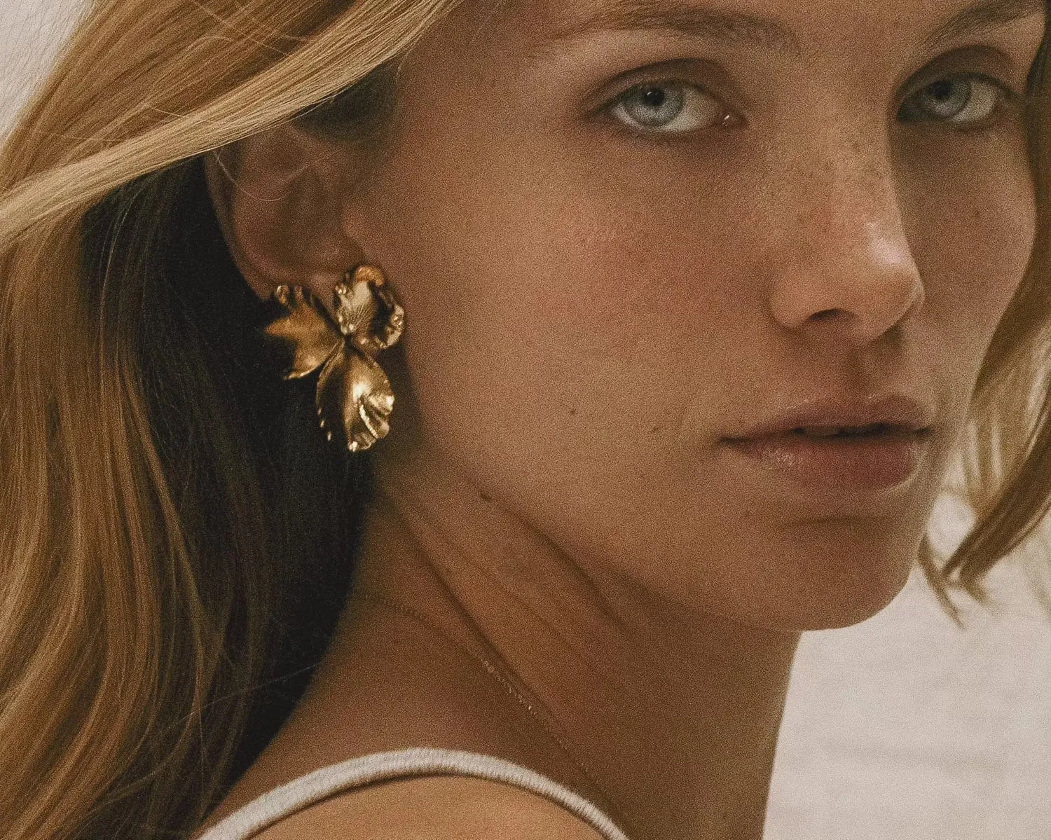 Elise Tsikis Pensée Medium boucles fleur dorée