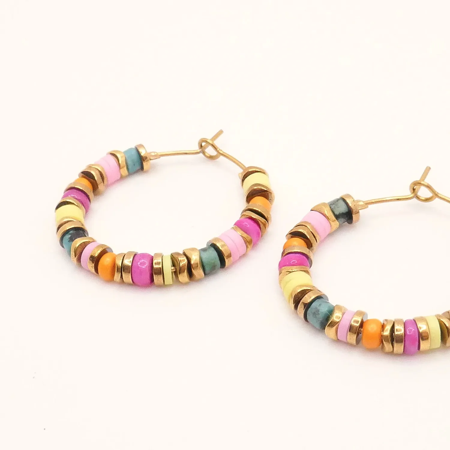 Cloralys Iris boucles créoles heishi 2,5 cm multicolore