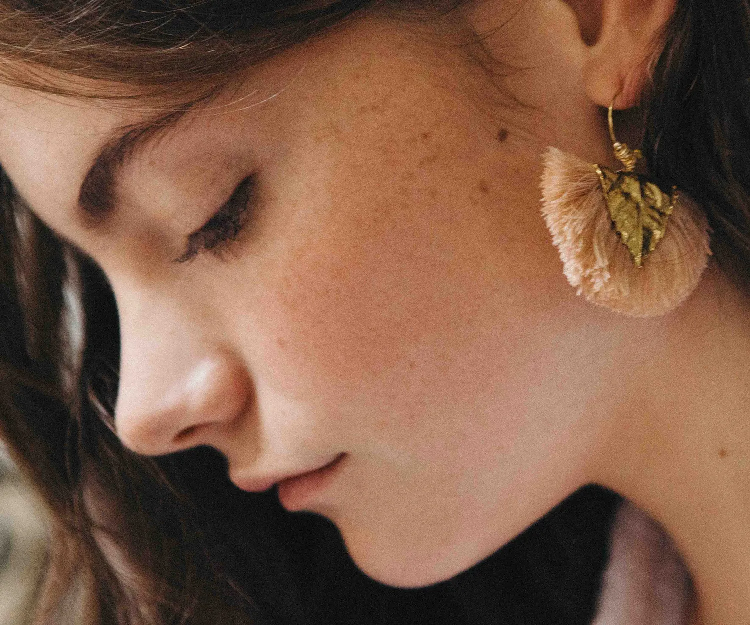 Elise Tsikis Agia boucles d’oreilles blanc pompon doré