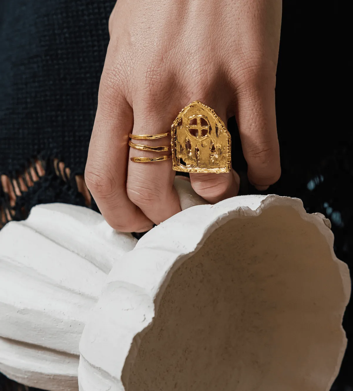 Elise Tsikis Emborio bague maison dorée réglable