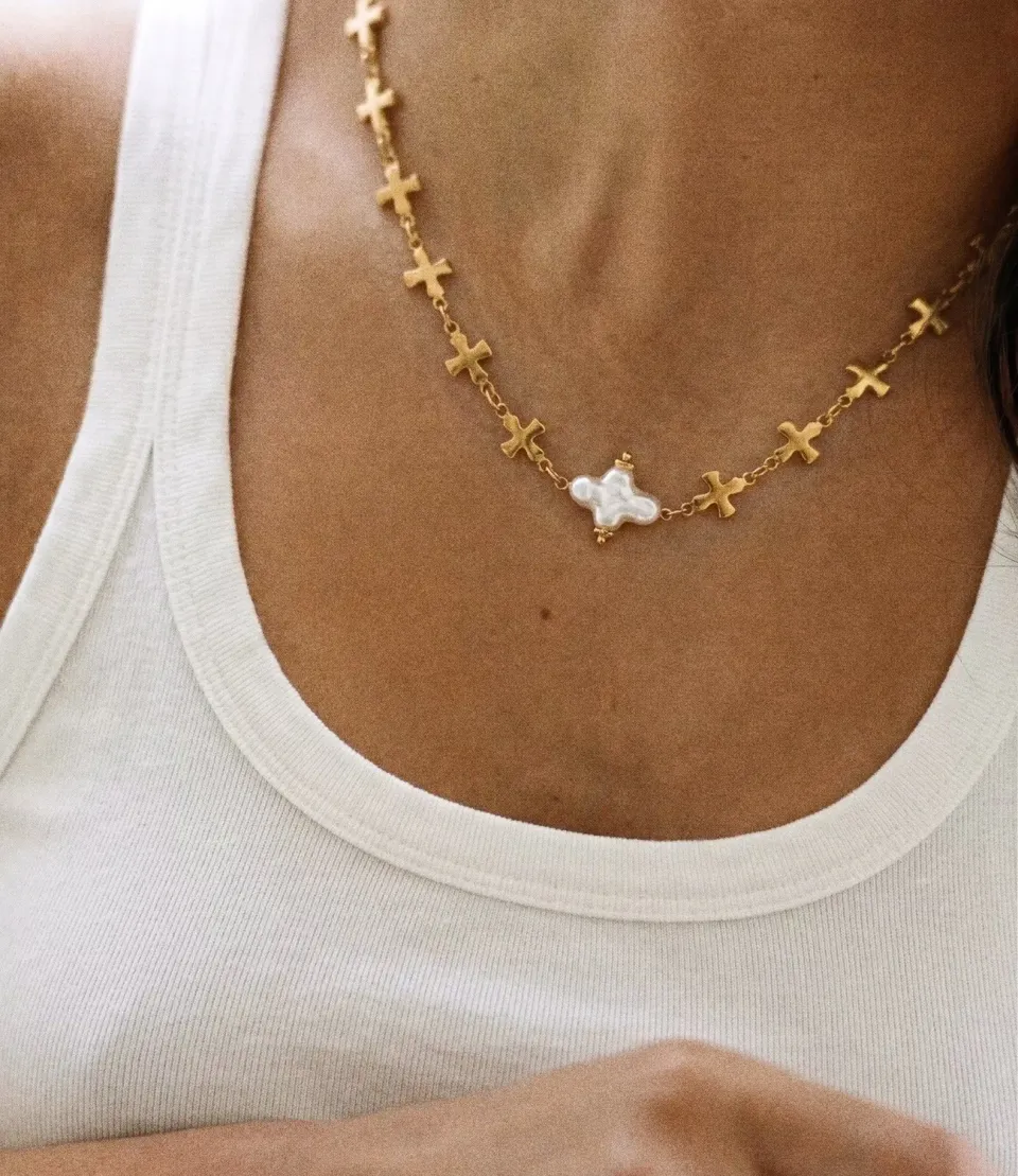 Elise Tsikis Hellenica Nyx collier croix perle doré