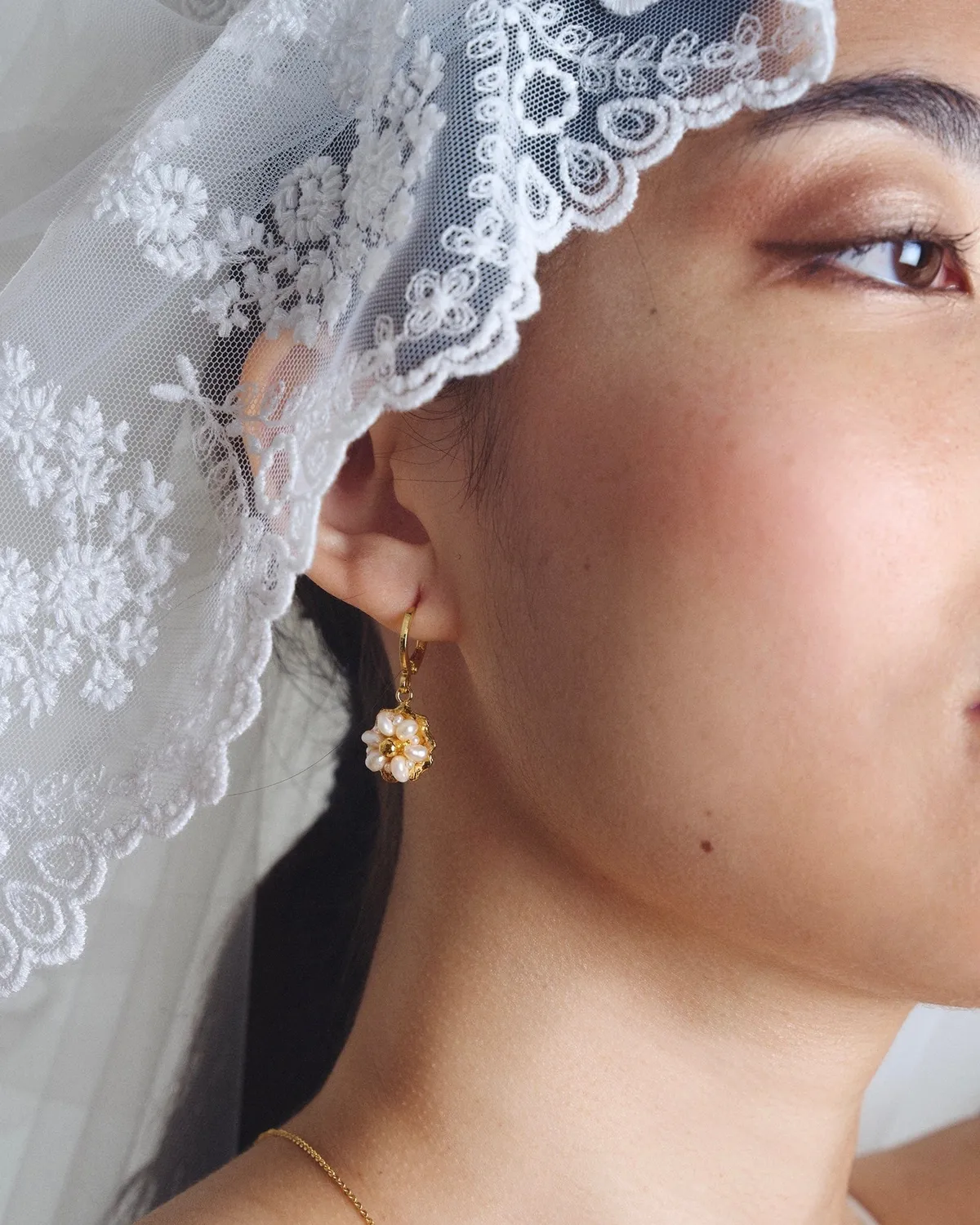 Elise Tsikis Nealia boucles créoles perles nacre
