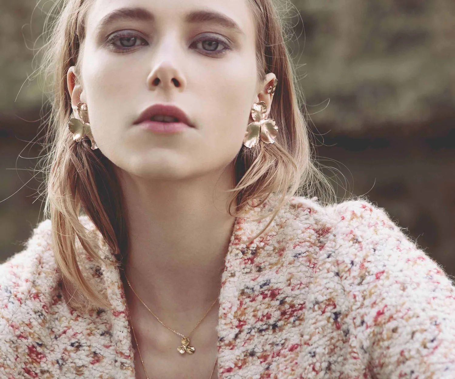 Elise Tsikis Pensée collier fleur or jaune 40 cm