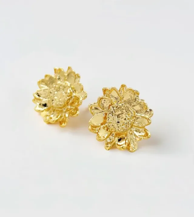 Elise Tsikis Velenne boucles fleur or jaune percées