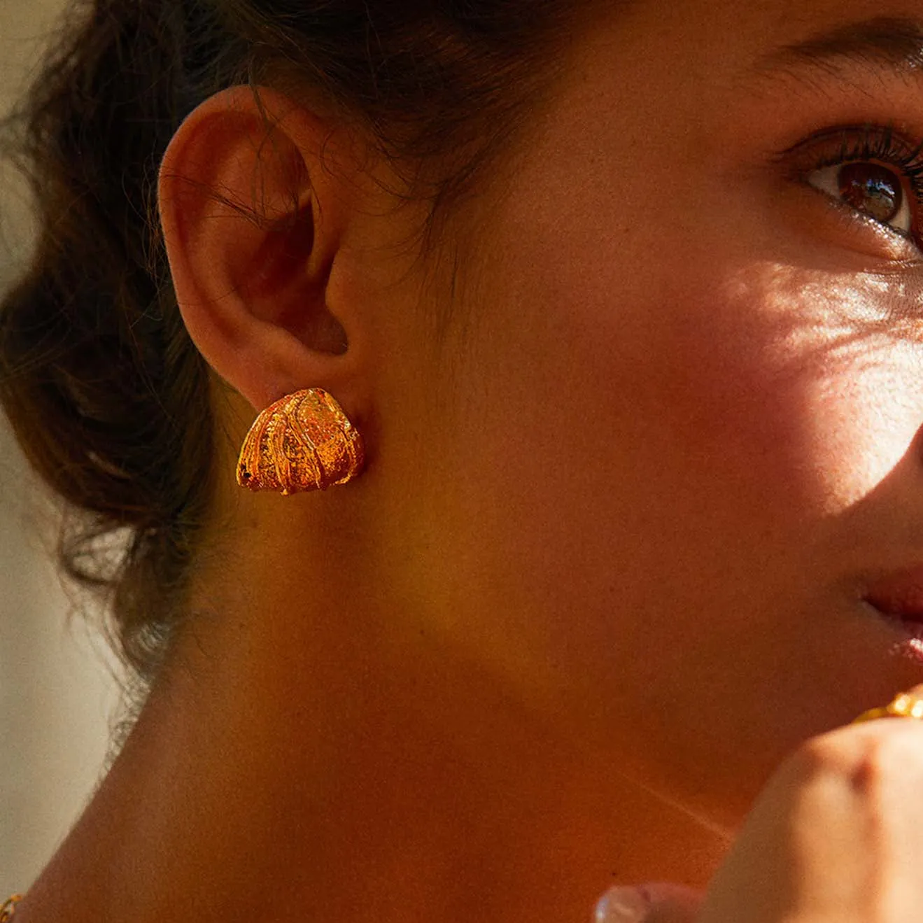 Elise Tsikis Vasto boucles d'oreilles puces or jaune