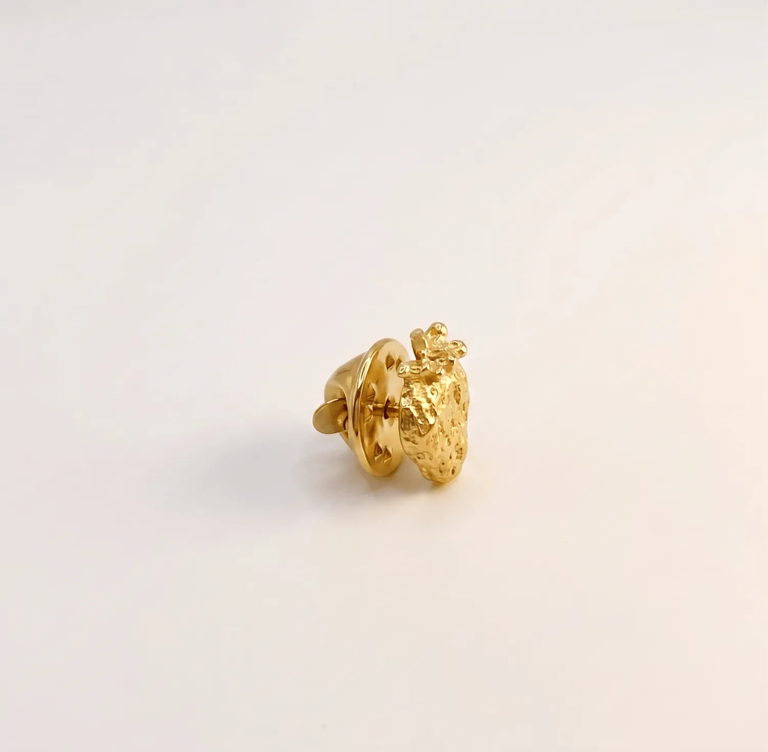 Elise Tsikis Fraisier pin’s fraise dorée 0,6 cm archive