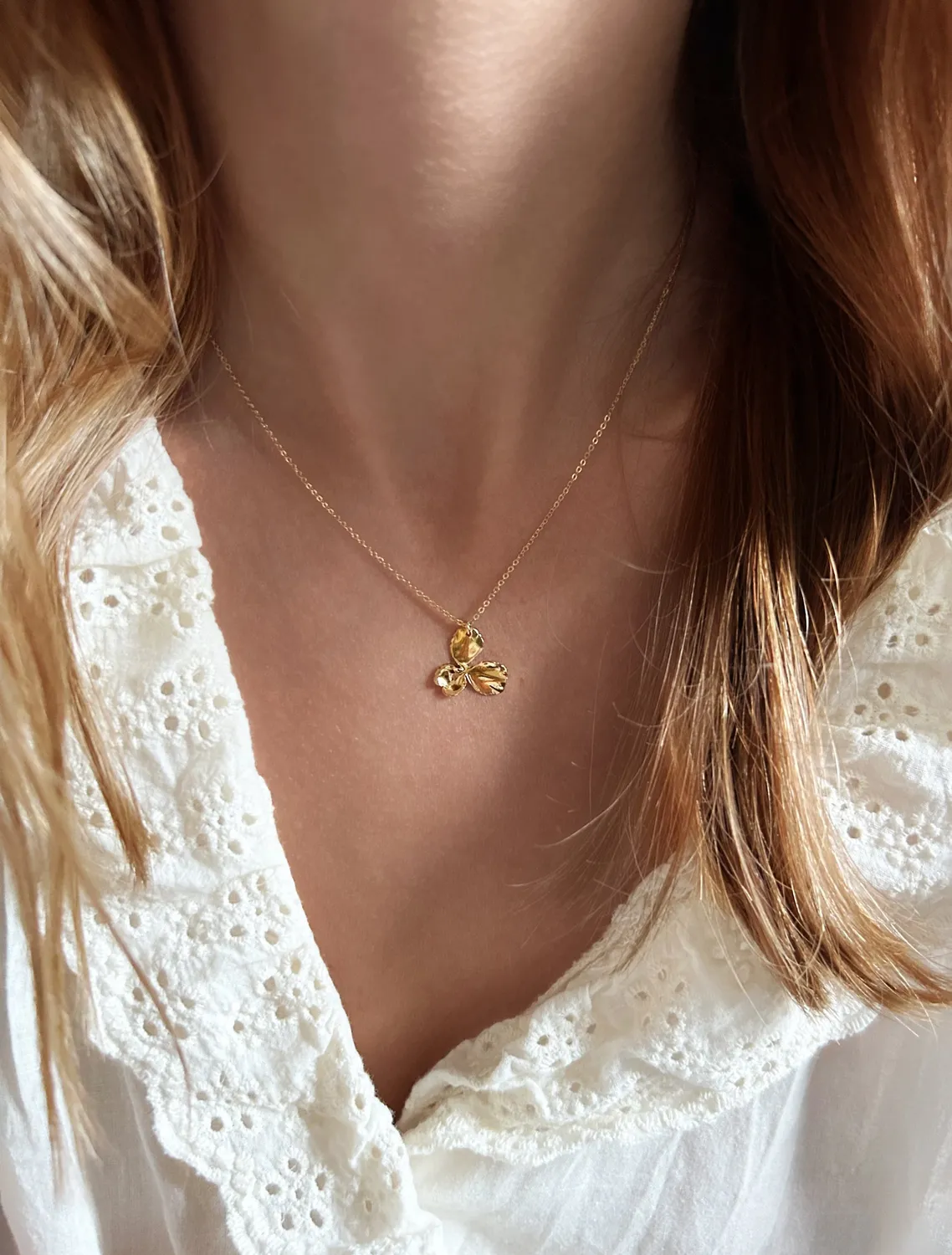 Elise Tsikis Pensée collier fleur or jaune 40 cm