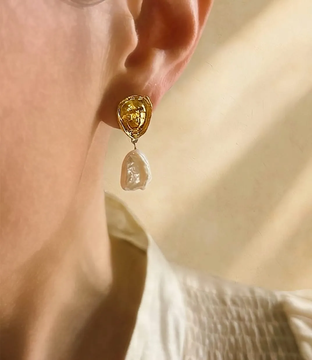 Elise Tsikis Glossa boucles d'oreilles perle baroque