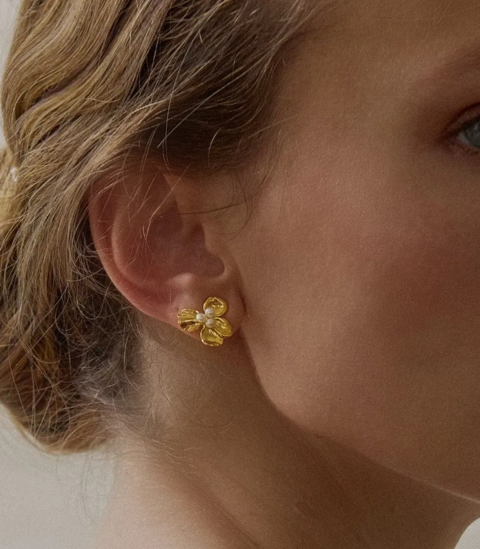 Elise Tsikis Némésis Belakia Pearl boucles perles