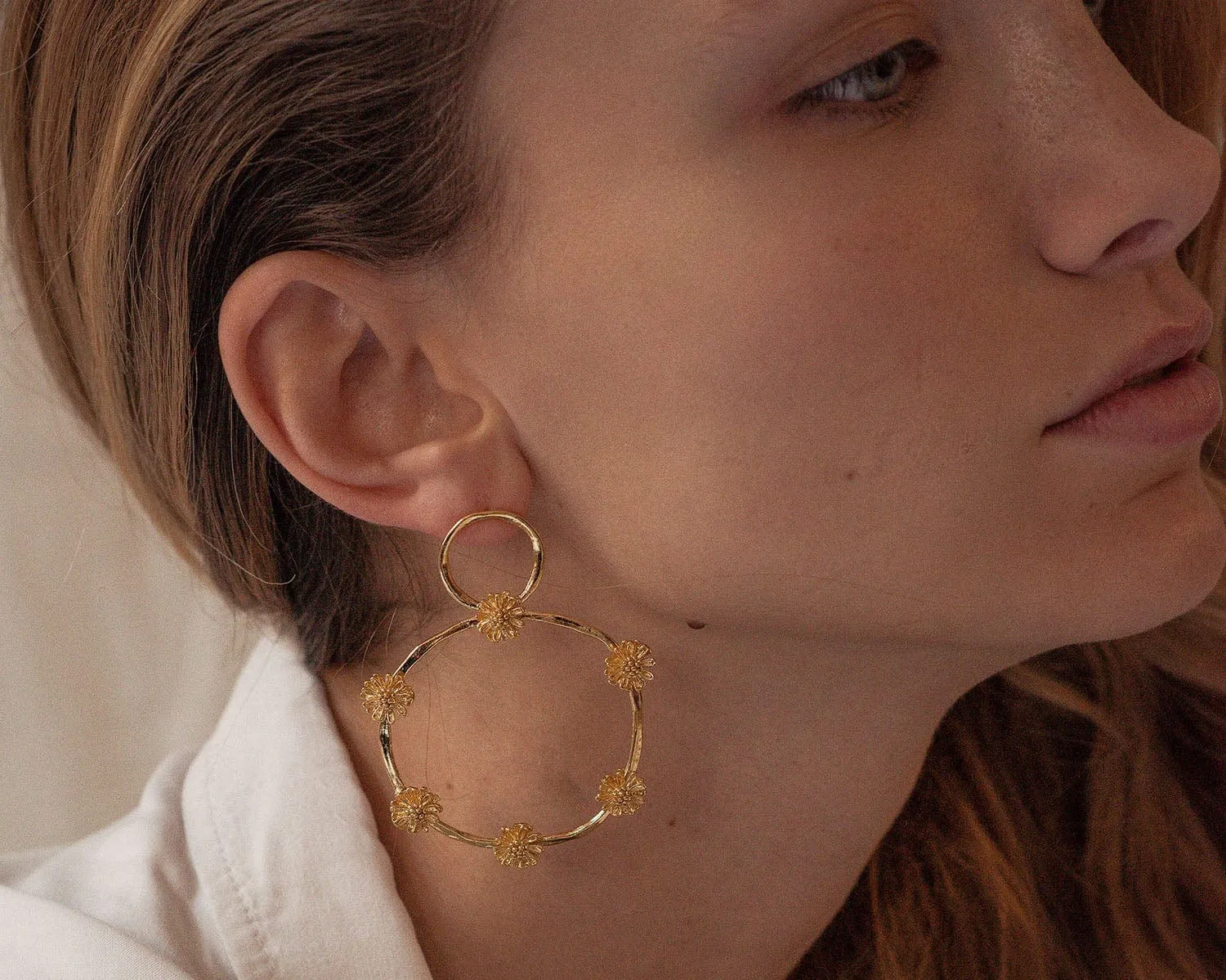 Elise Tsikis Marguerite Large boucles d'oreilles dorées