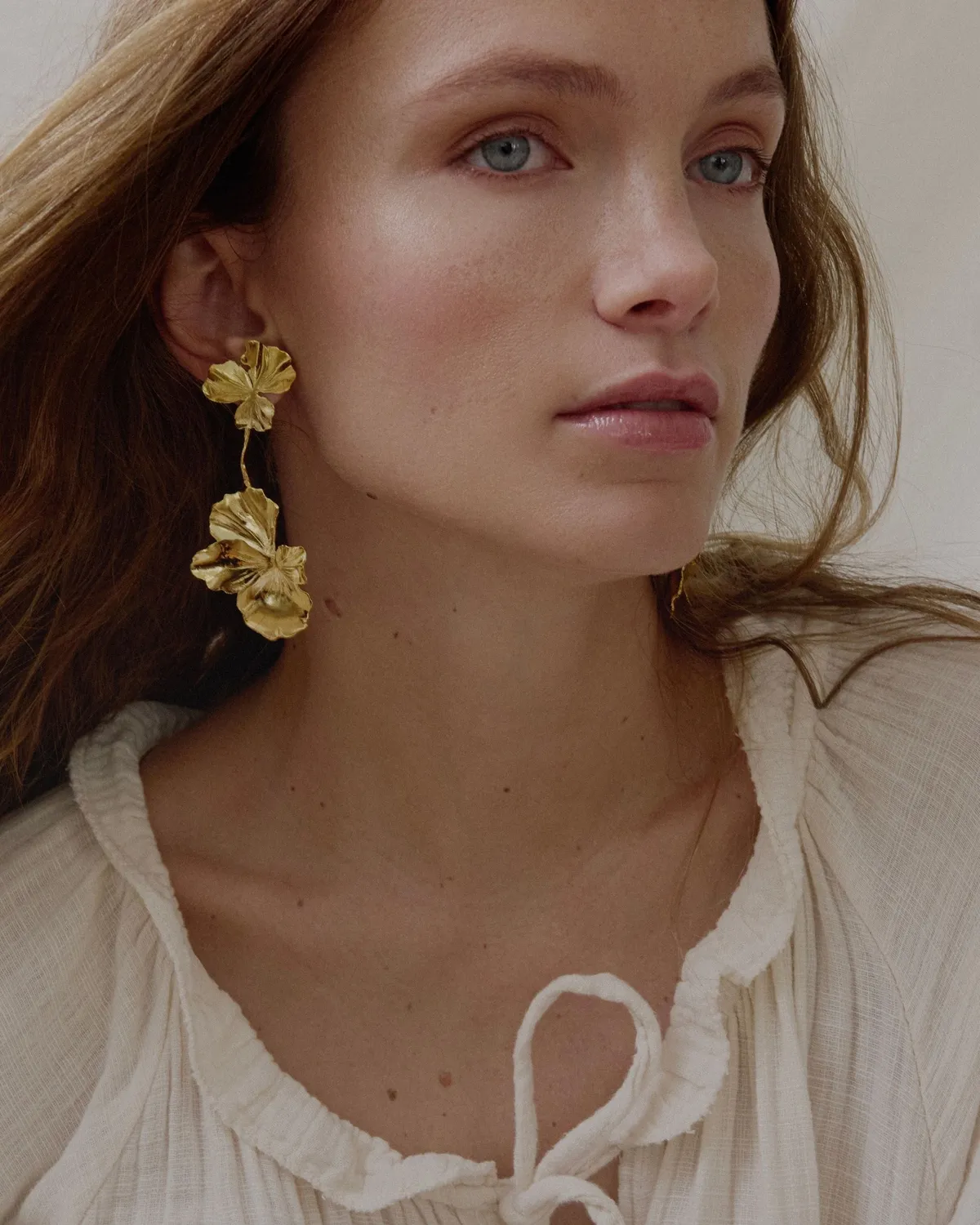 Elise Tsikis Némésis Naïada boucles d’oreilles doré floral 8 cm